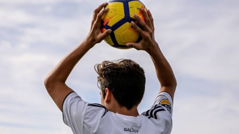 Cách Đặt Cược Kèo Ném Biên Trong Bóng Đá