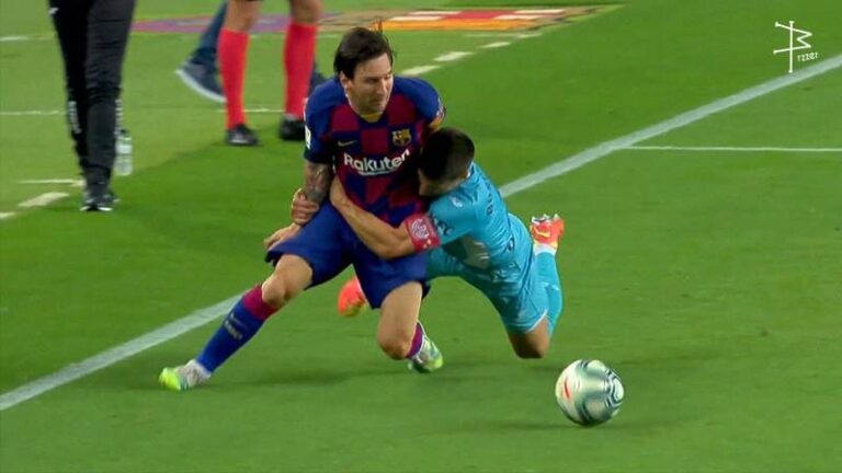 Phạm Lỗi Không Bóng Trong Bóng Đá Ảnh Hưởng Như Nào?